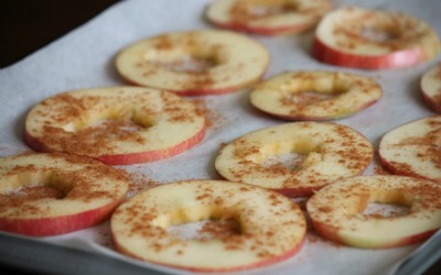 Apple Slices with Cinnamon Sauce